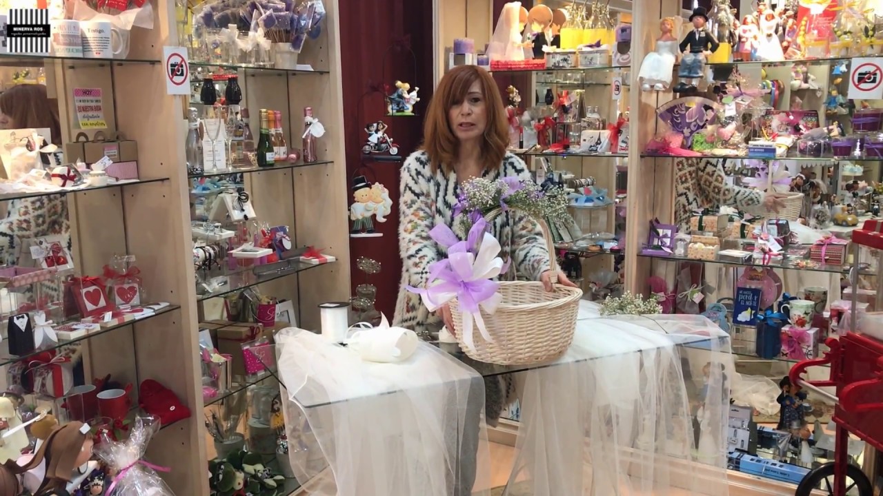 decorar cesta de mimbre con flores