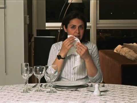 en que lado se pone la servilleta